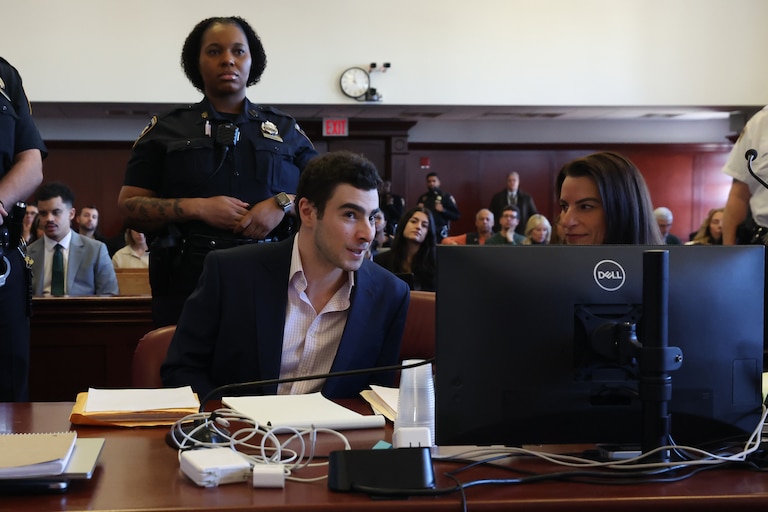 Luigi Mangione appears in Manhattan Criminal Court for an evidence hearing, Tuesday, Dec. 9, 2025, in New York. (William Farrington/New York Post via AP, Pool)