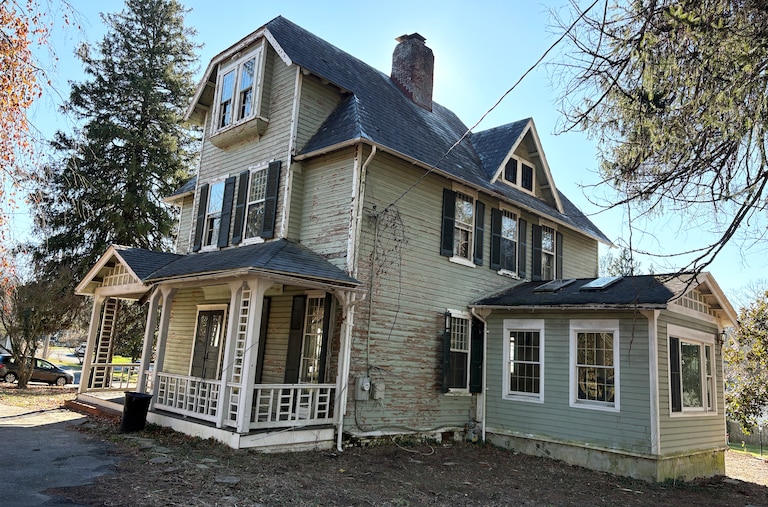 Cassandra London bought this house in Ruxton with the intention of keeping the historical integrity of the outside and modernizing the inside. Unbeknownst to her, a neighbor nominated the property for a landmarks designation. Ifi that goes through, she will have to spend $160,000 on historically accurate windows - money she doesn't have.