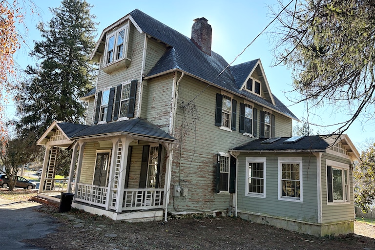 Cassandra London bought this house in Ruxton with the intention of keeping the historical integrity of the outside and modernizing the inside. Unbeknownst to her, a neighbor nominated the property for a landmarks designation. Ifi that goes through, she will have to spend $160,000 on historically accurate windows - money she doesn't have.