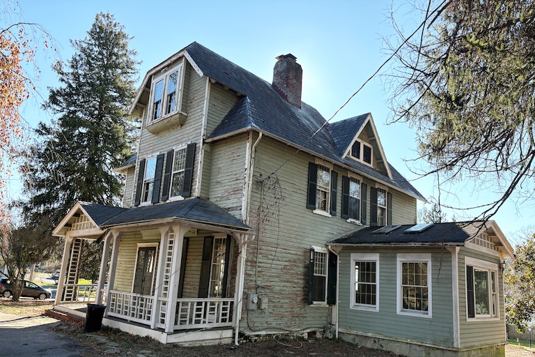 Cassandra London bought this house in Ruxton with the intention of keeping the historical integrity of the outside and modernizing the inside. Unbeknownst to her, a neighbor nominated the property for a landmarks designation. Ifi that goes through, she will have to spend $160,000 on historically accurate windows - money she doesn't have.