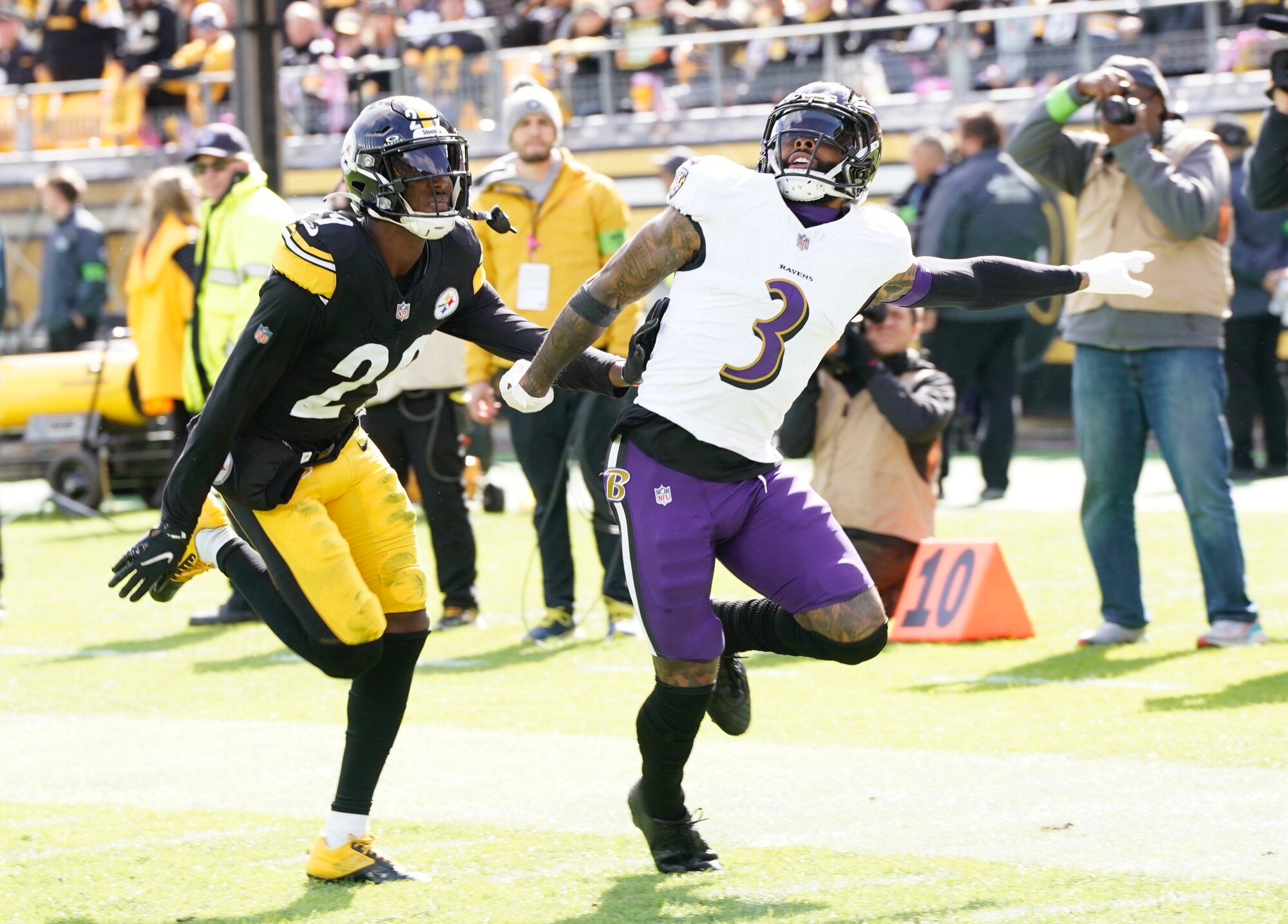 Odell Beckham Jr. tries to track down a pass as Pittsburgh's Levi Wallace attempts to cover him. (Kirk McKoy/Baltimore Banner)