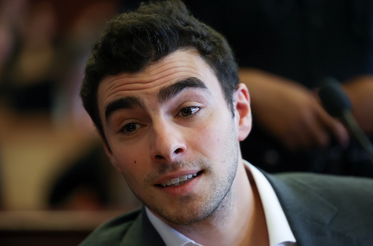 Luigi Mangione appears in Manhattan Criminal Court for an evidence hearing, Thursday, Dec. 4, 2025, in New York. (Angela Weiss/Pool Photo via AP)