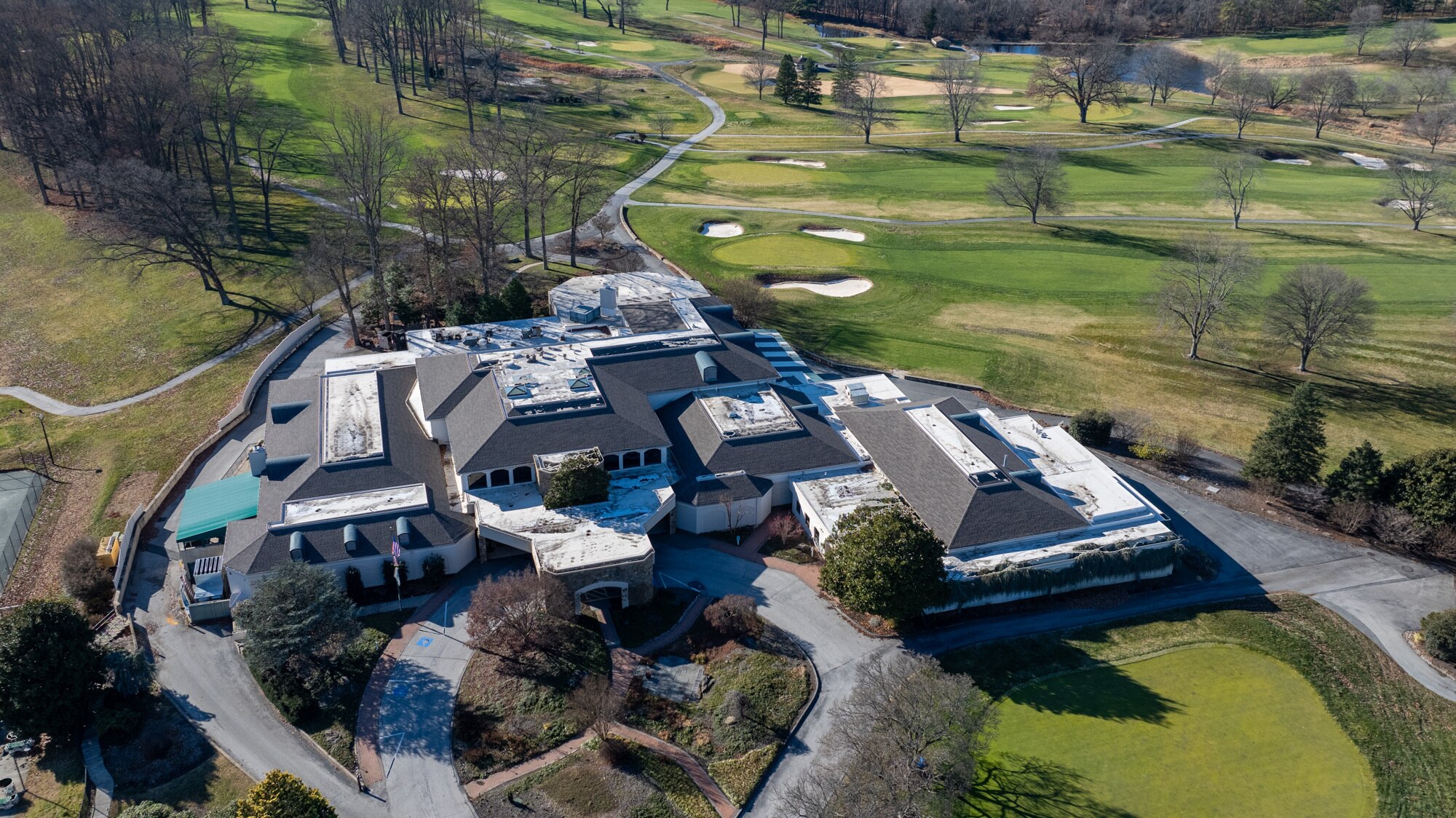 The Hillendale Country Club was sold in a foreclosure auction Wednesday, months after it closed amid financial delinquency struggles.