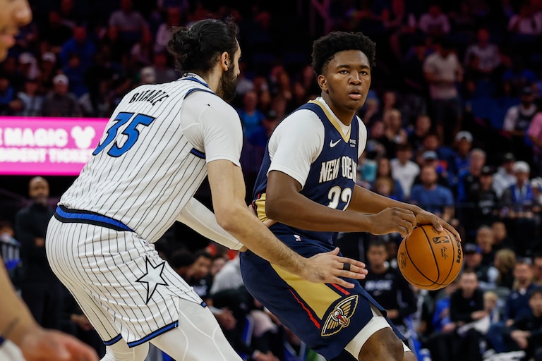 Orlando Magic center Goga Bitadze (35) defends New Orleans Pelicans center Derik Queen (22) during the first half of an NBA basketball game Sunday, Jan. 11, 2026, in Orlando, Fla.