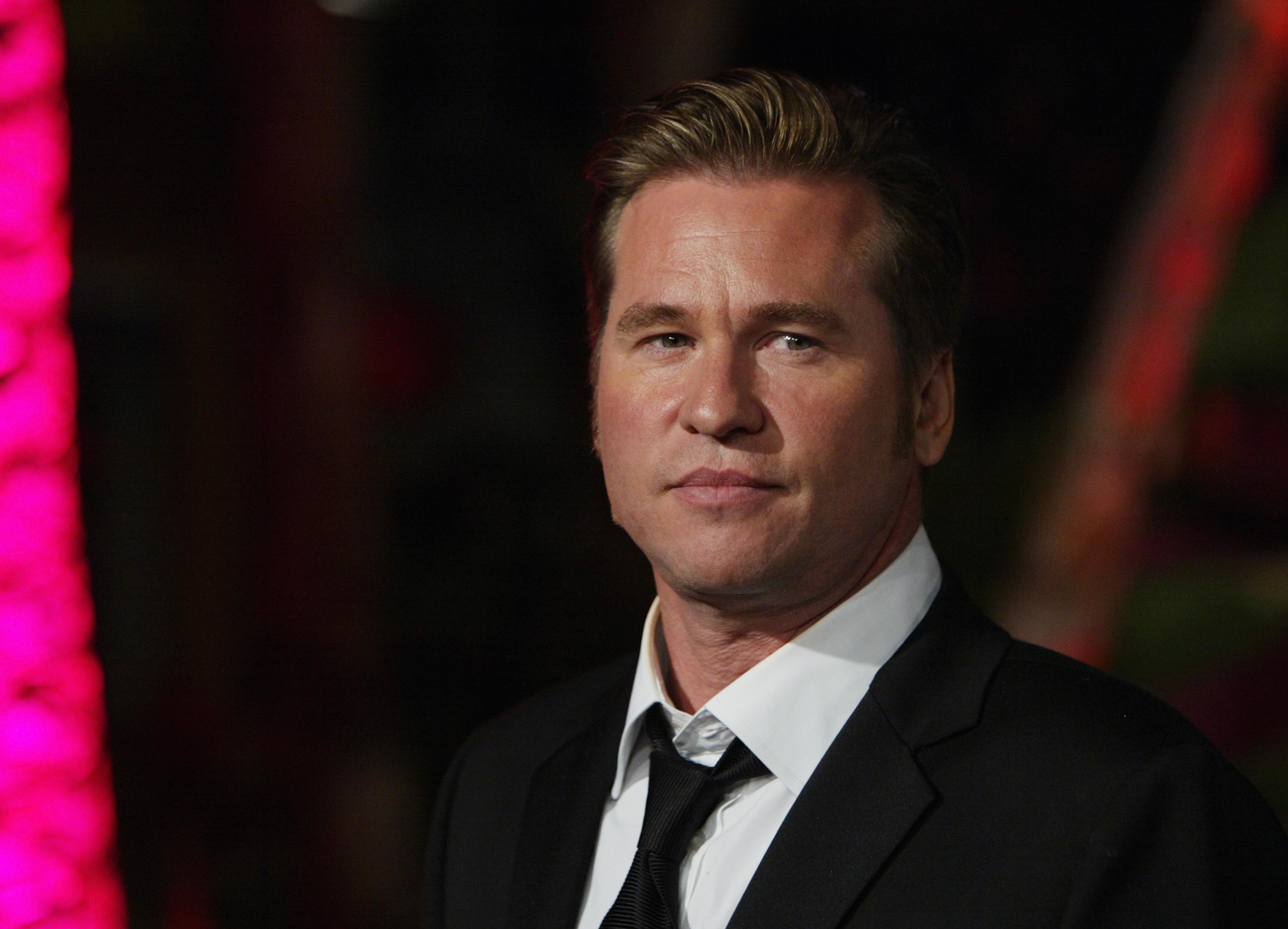 HOLLYWOOD, CA - FEBRUARY 29:  Actor Val Kilmer attends the 2004 Vanity Fair Oscar Party at Mortons Restaurant, February 29, 2004 in Hollywood, California.  (Photo by Mark Mainz/Getty Images)