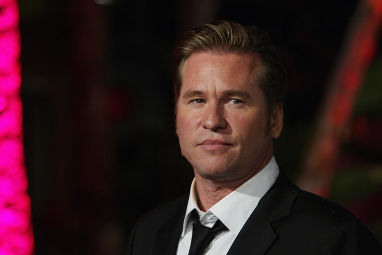 HOLLYWOOD, CA - FEBRUARY 29: Actor Val Kilmer attends the 2004 Vanity Fair Oscar Party at Mortons Restaurant, February 29, 2004 in Hollywood, California. (Photo by Mark Mainz/Getty Images)