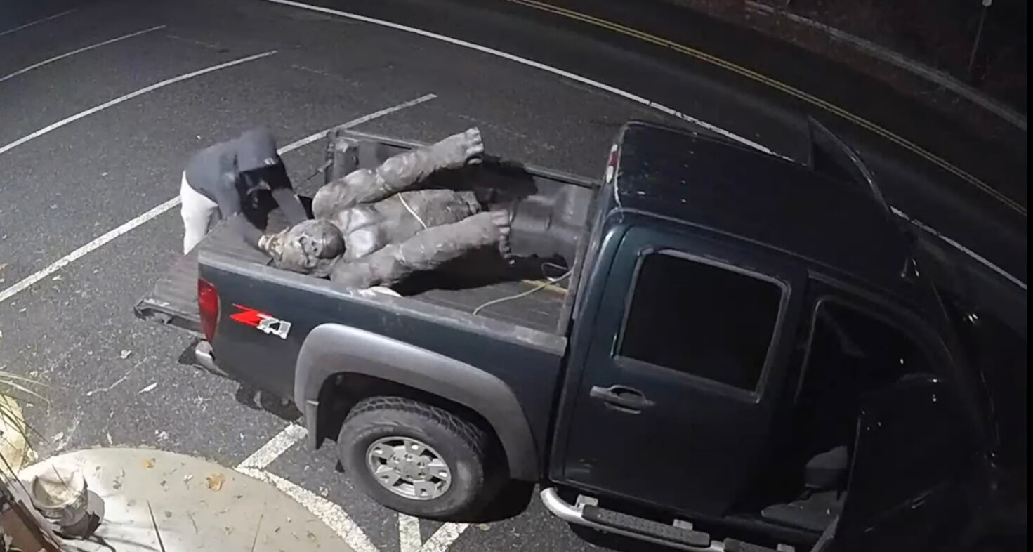 Image of man stealing gorilla statue from Montgomery County storefront.