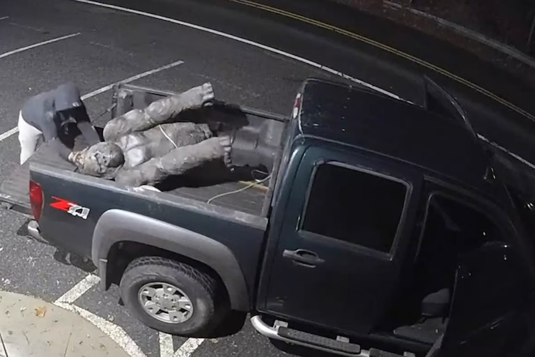 Image of man stealing gorilla statue from Montgomery County storefront.