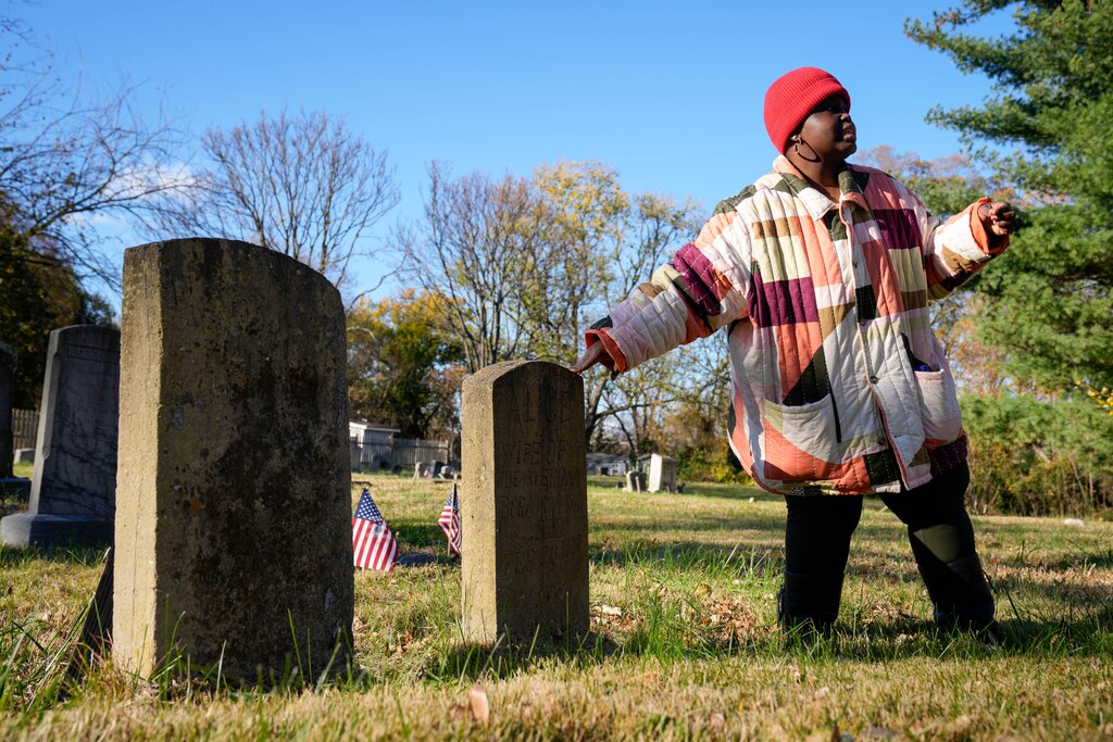 Public historian Briayna Cuffie gives a tour of Brewer Hill Cemetery in Annapolis, Md., on Monday, November 17, 2025.
