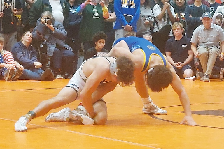 Loyola's Judah Aybar (right) battles Ryken's Clayton Gabrielson in the 144lb final.