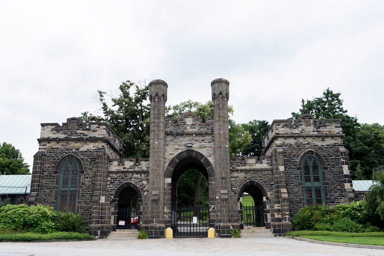 The front gates to Green Mount Cemetery.