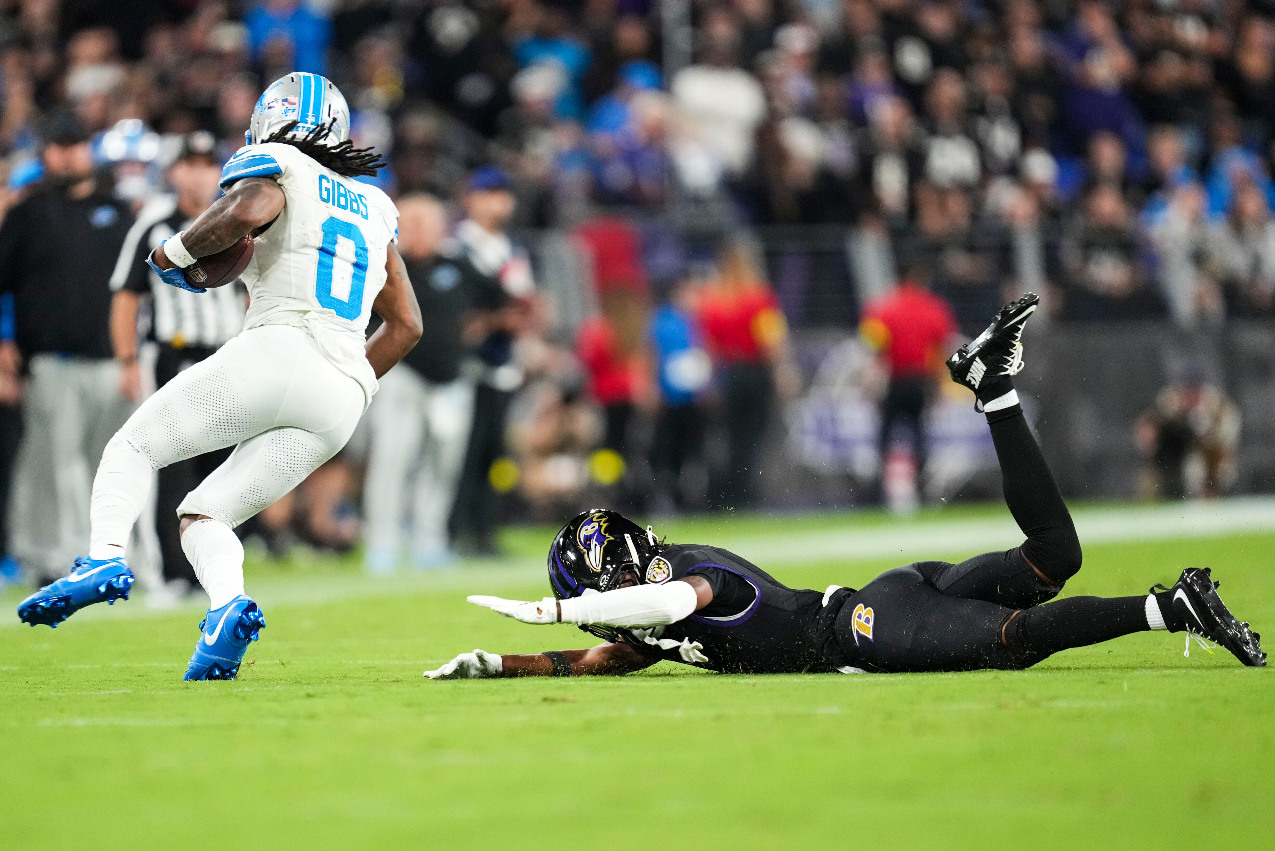 Detroit Lions’ Jahmyr Gibbs out runs Baltimore Ravens cornerback Nate Wiggins (2) in the 4th quarter during the Ravens game against the Detroit Lions at M&T Bank Stadium, in Baltimore,   Monday, September 22, 2025.