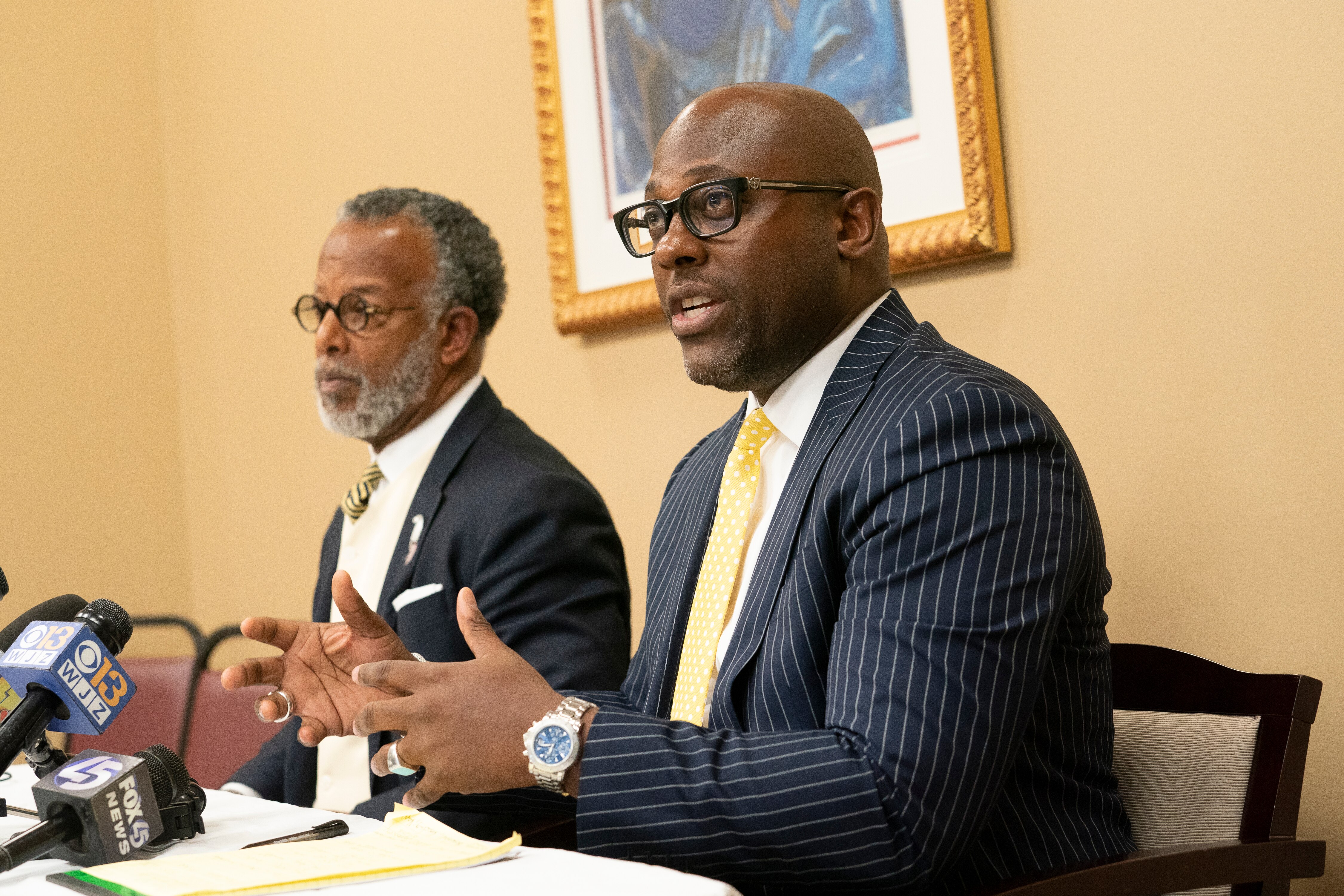 Attorney Warren Brown and (r) J. Wyndal Gordon represent the squeegee worker accused of fatally shoot a motorist.