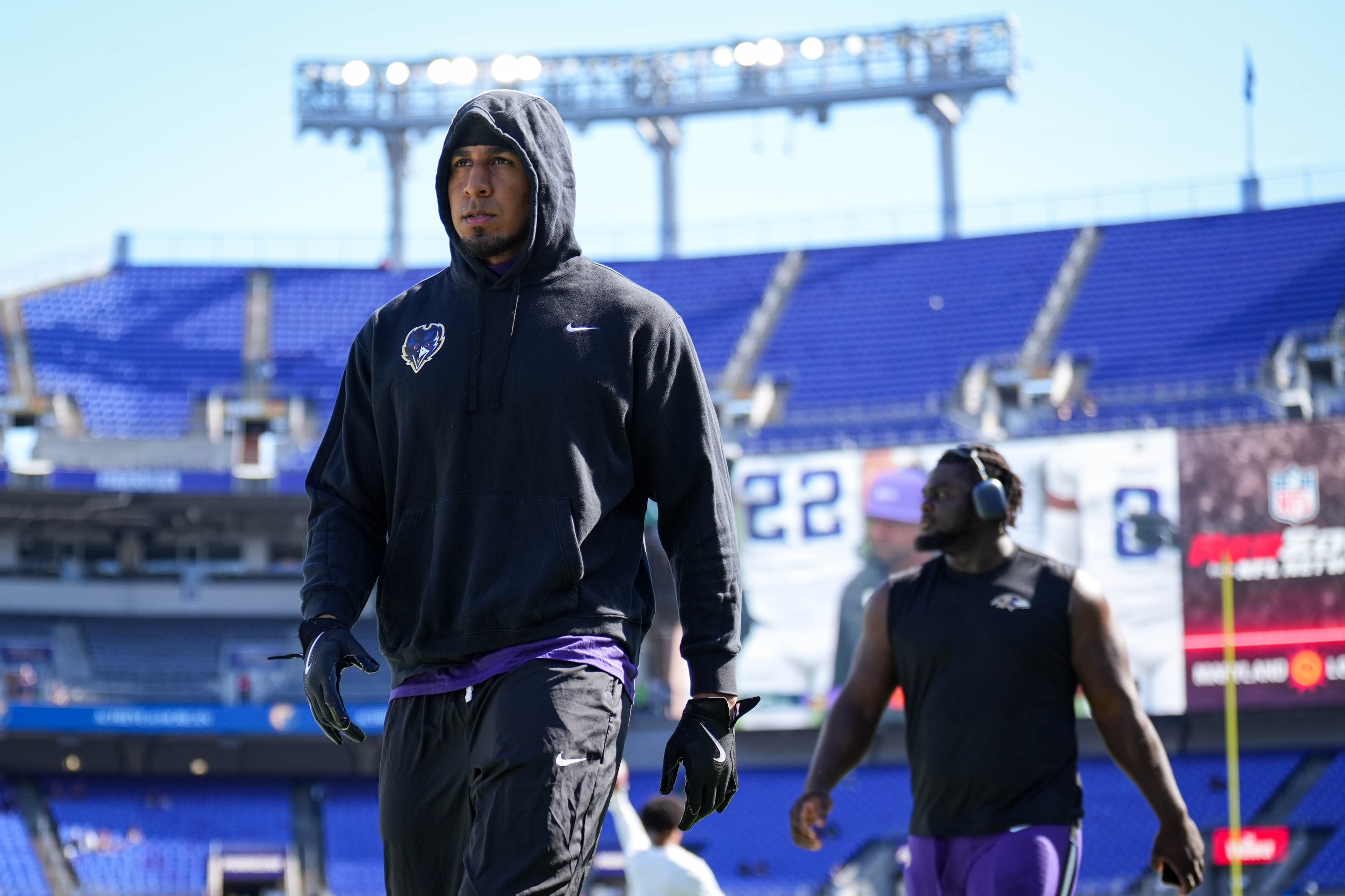 Ravens outside linebacker Tavius Robinson (95) takes the field to warm up ahead of the team’s Week 5 game against the Houston Texans.