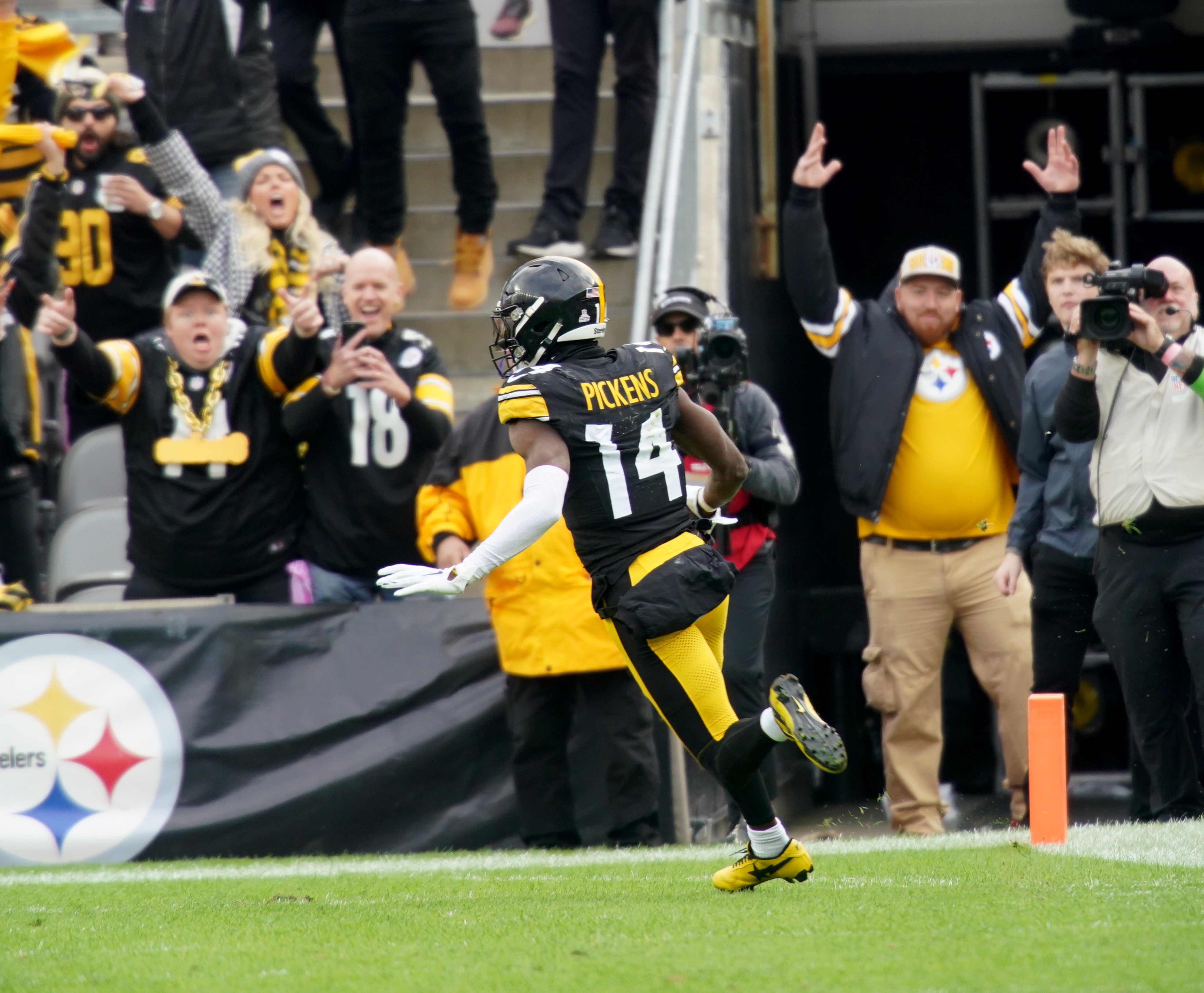 Pittsburgh Steelers wide receiver George Pickens (14) scores on a pass from Pittsburgh Steelers quarterback Kenny Pickett (8) in the 4 qtr. to take a 14-10 lead on the Baltimore Ravens the final score was a 17-10 Steelers victory Sunday Oct. 8th, 2023 at Arcisure Stadium in Pittsburgh, PA.
