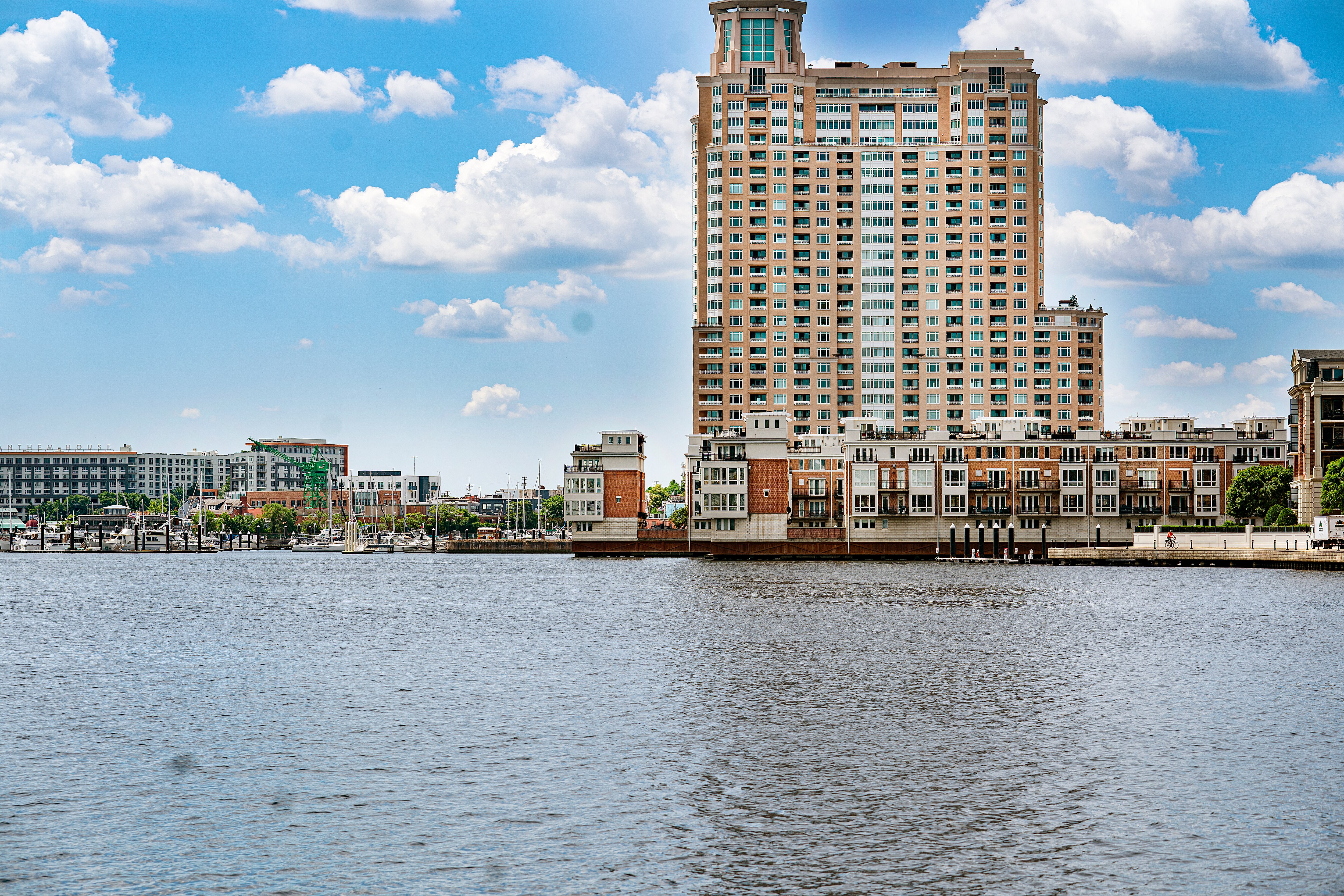 Actor Kevin Spacey’s waterfront mansion, worth more than $5 million, is up for auction.