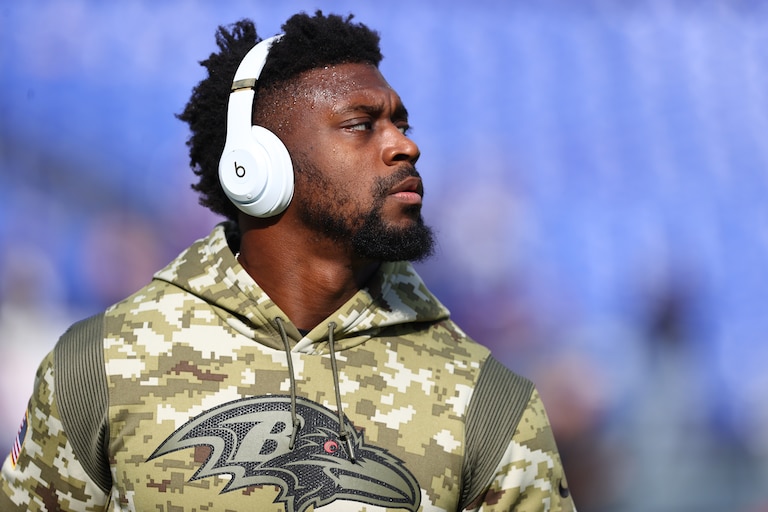 Patrick Queen #6 of the Baltimore Ravens takes the field for warm-up before the game against the Minnesota Vikings at M&T Bank Stadium on November 07, 2021 in Baltimore, Maryland.