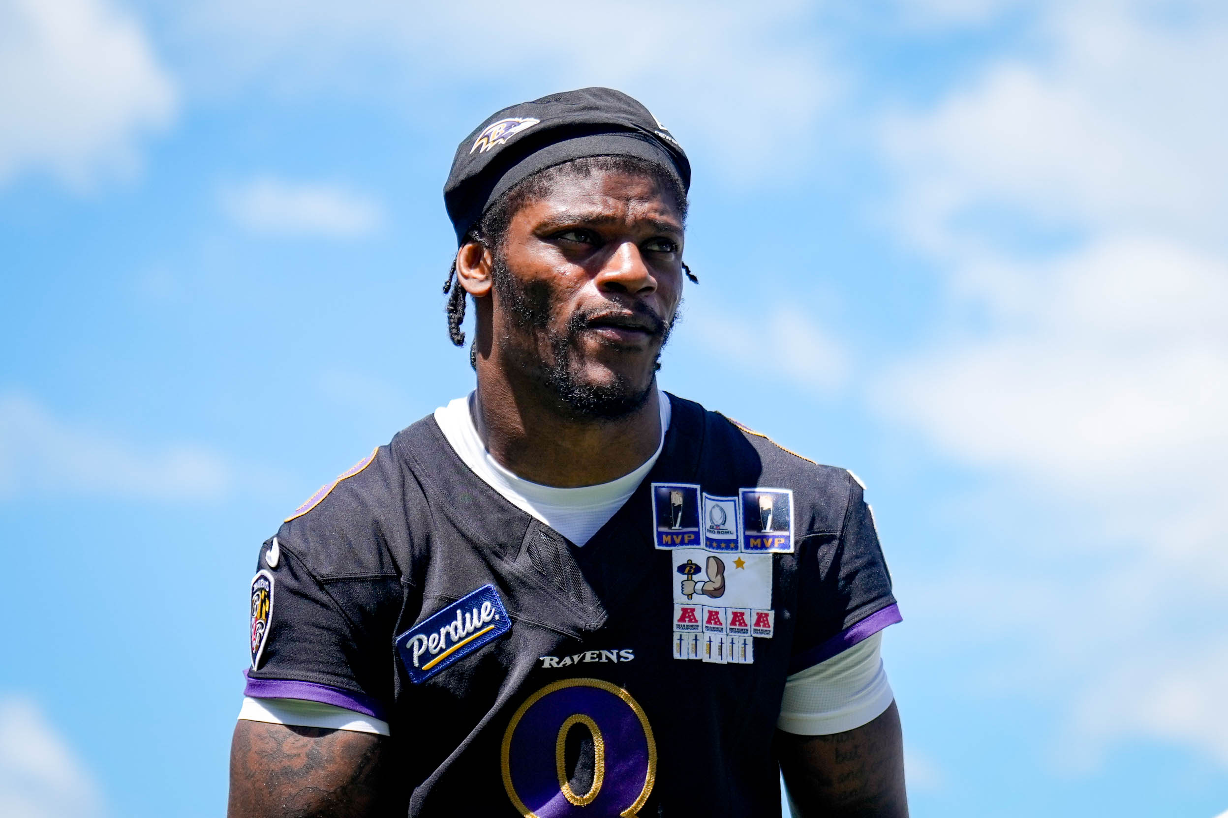 Quarterback Lamar Jackson completed eight of 14 passes during 11-on-11 and seven-on-seven drills, according to an unofficial tally.