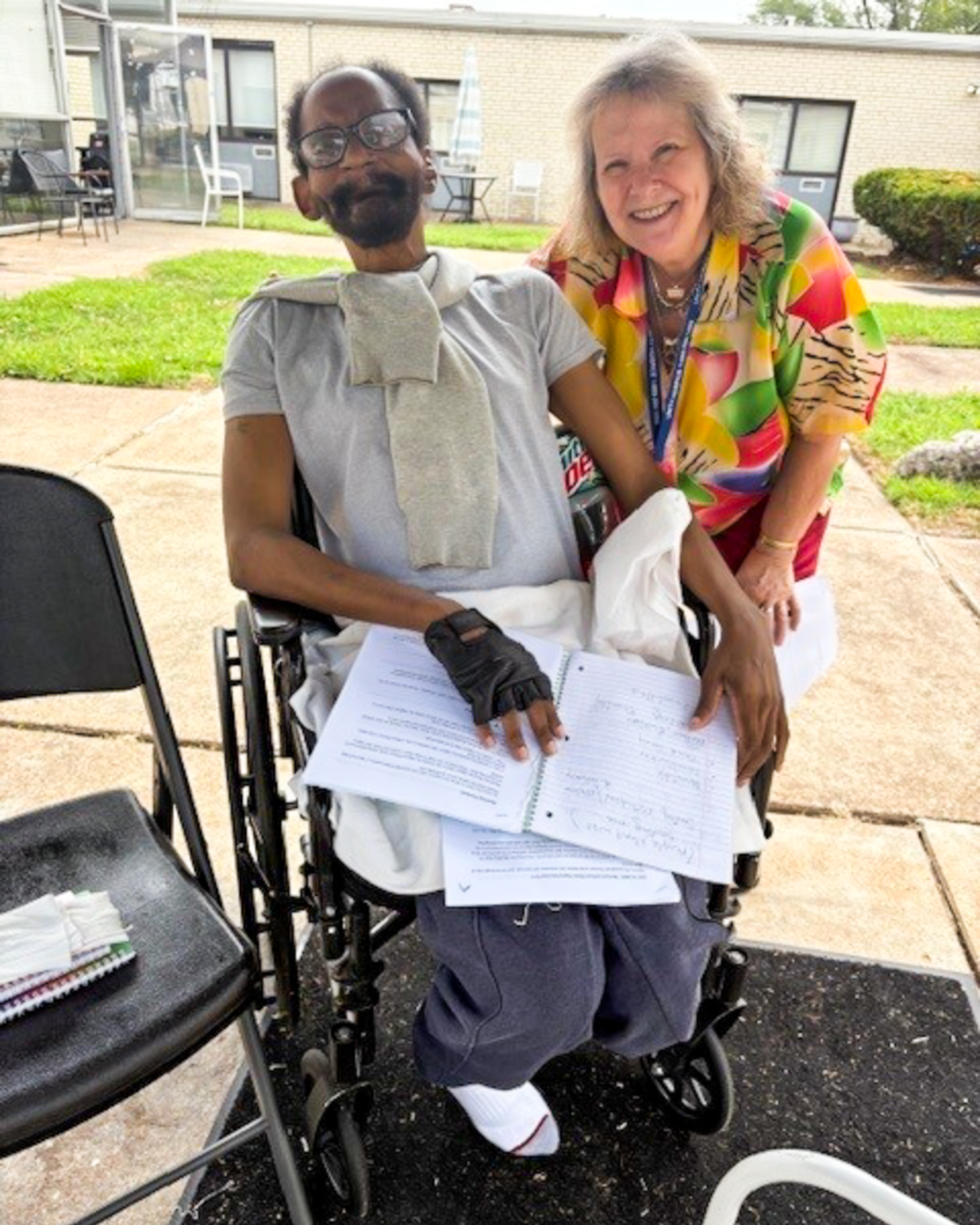 Hospice patient Michael Mason told his life’s story to Vicky Meehan, a volunteer with Letters Without Limits, which turns the words into letters to family.