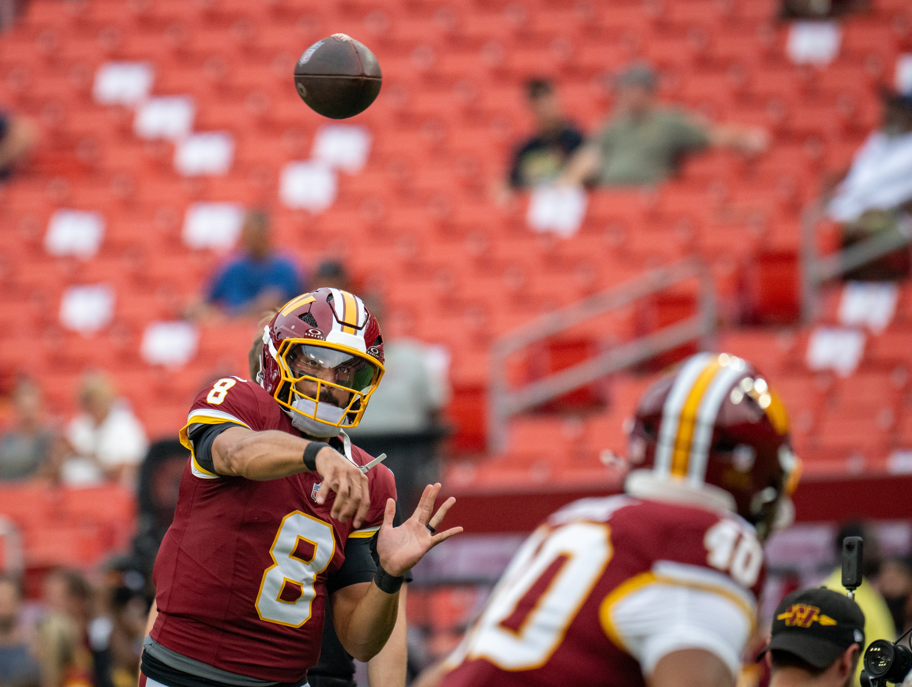 Commanders quarterback Marcus Mariota warms up before Friday night’s game against the Dolphins.