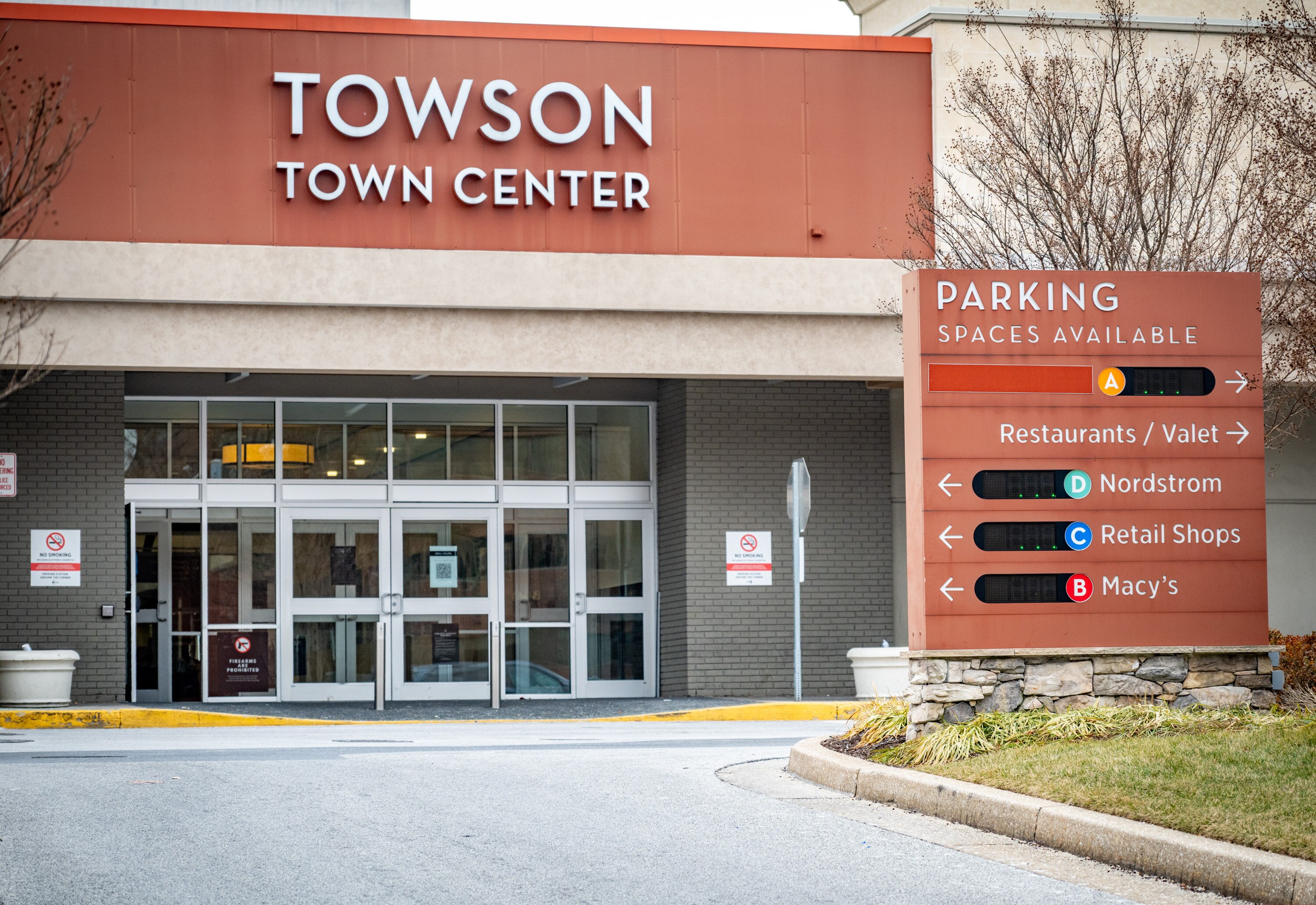 Stoney River Steakhouse and Grill at Towson Town Center is set to lay off 68 workers by June.