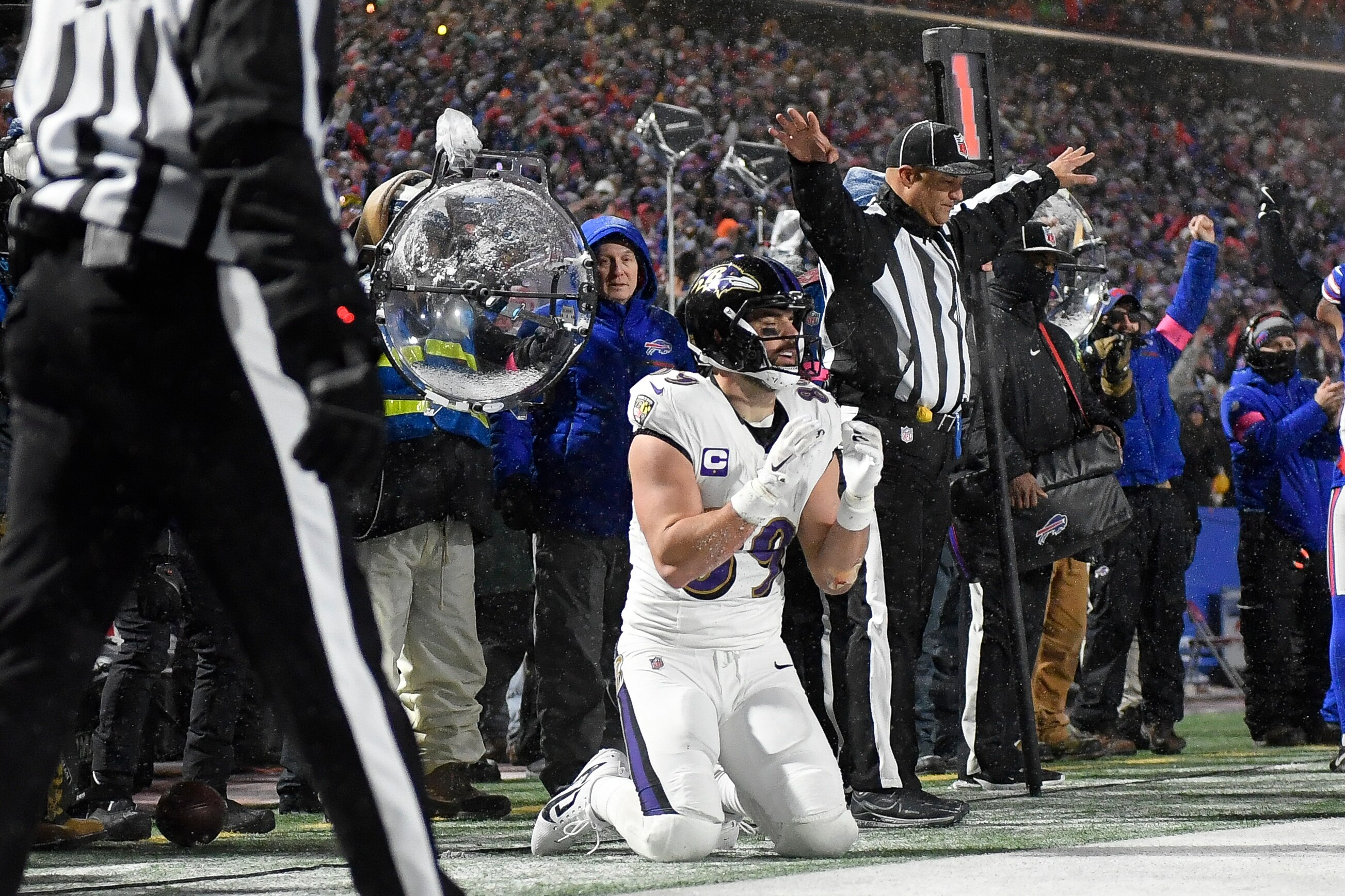 Baltimore Ravens tight end Mark Andrews (89) reacts after dropping the game-tying two-point conversion during the second half of an NFL football divisional playoff game against the Buffalo Bills in Orchard Park, N.Y., Sunday, Jan. 19, 2025.