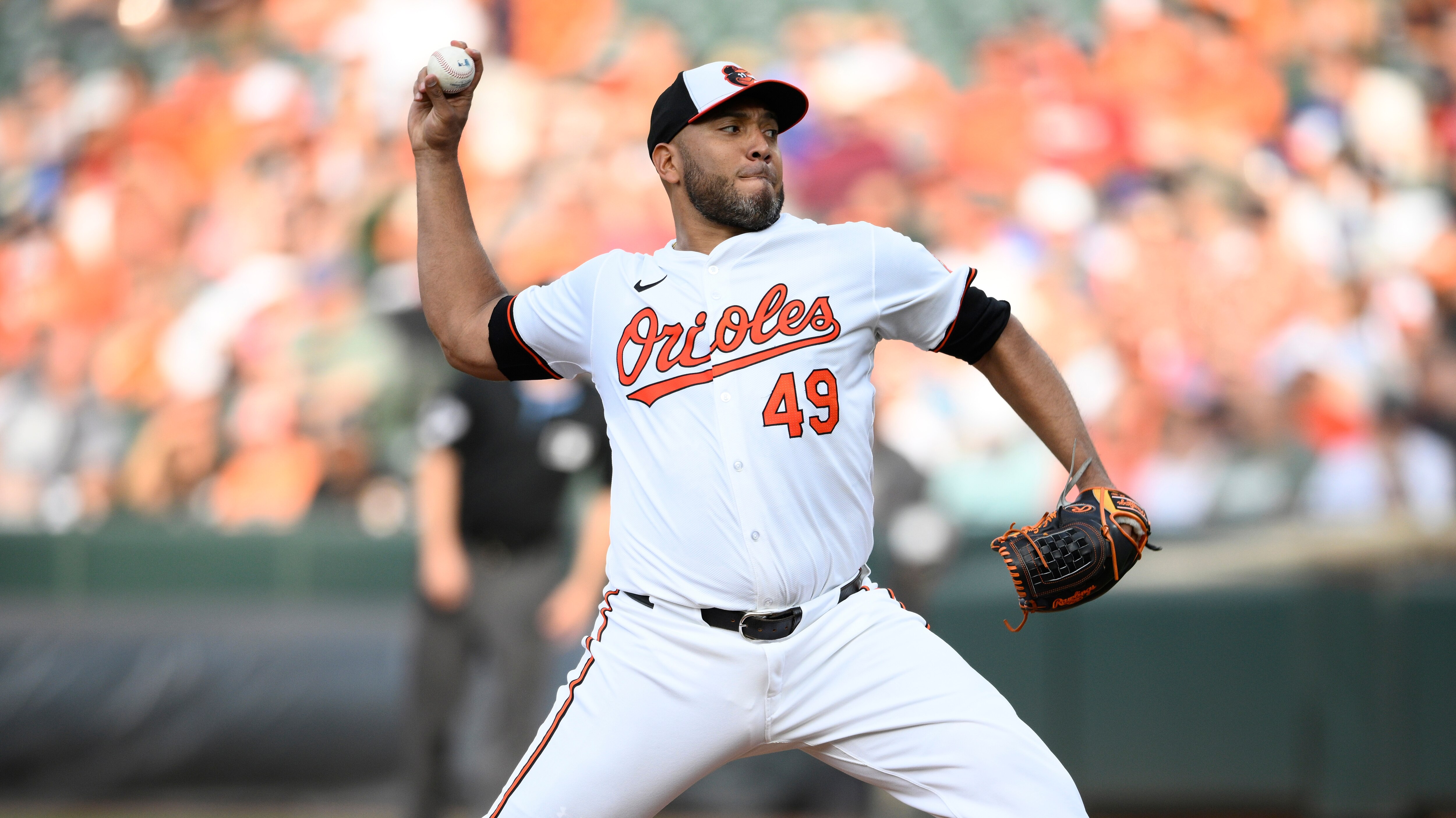 Baltimore Orioles starting pitcher Albert Suarez throws during the second inning of a baseball game against the Chicago Cubs, Thursday, July 11, 2024, in Baltimore. (AP Photo/Nick Wass)