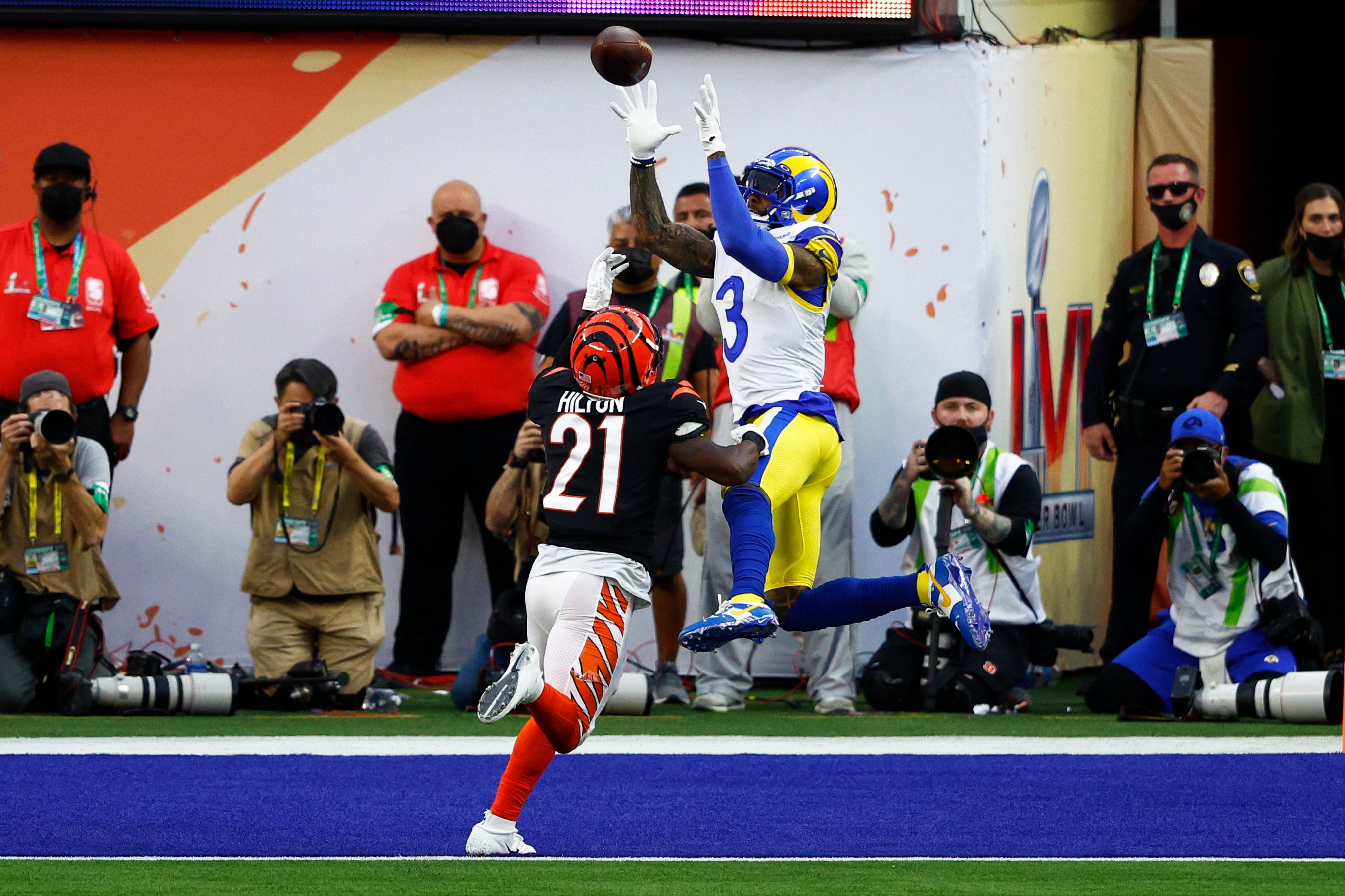 INGLEWOOD, CALIFORNIA - FEBRUARY 13: Odell Beckham Jr. #3 of the Los Angeles Rams makes a catch over Mike Hilton #21 of the Cincinnati Bengals for a touchdown in the first quarter during Super Bowl LVI at SoFi Stadium on February 13, 2022 in Inglewood, California.