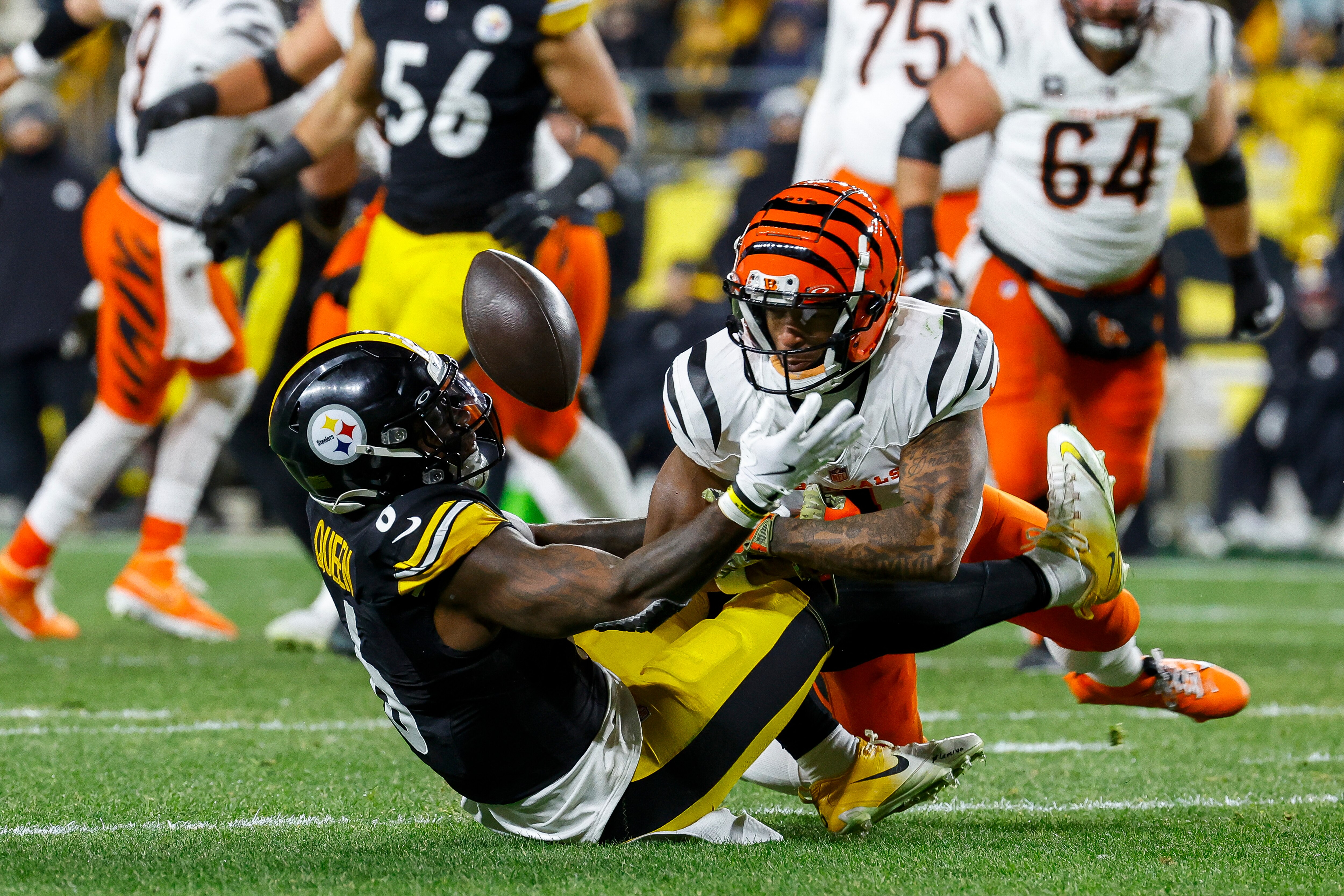 Steelers inside linebacker Patrick Queen breaks up a pass intended for Ja’Marr Chase of the Bengals on Saturday in Pittsburgh.