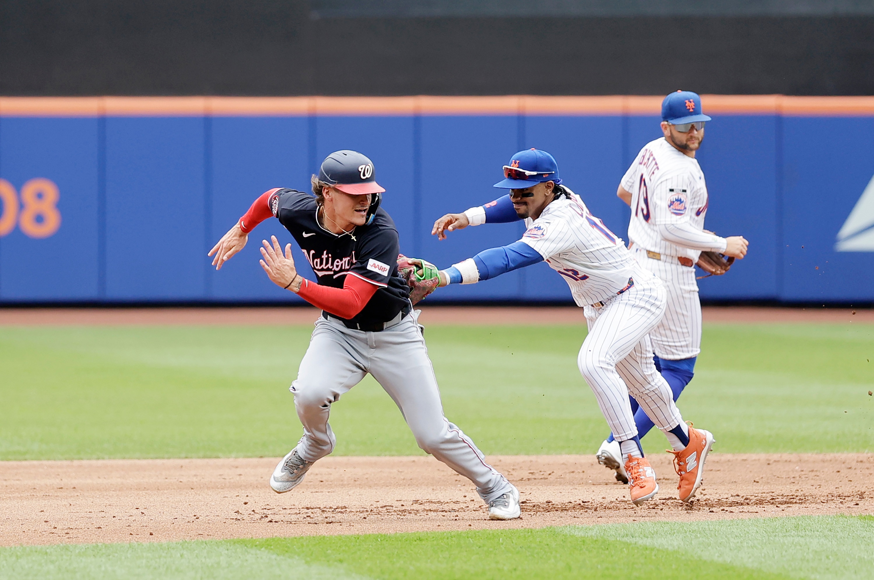 The Mets’ Francisco Lindor tags out Brady House of the Nationals to end the second inning Sunday during New York’s 4-3 win.