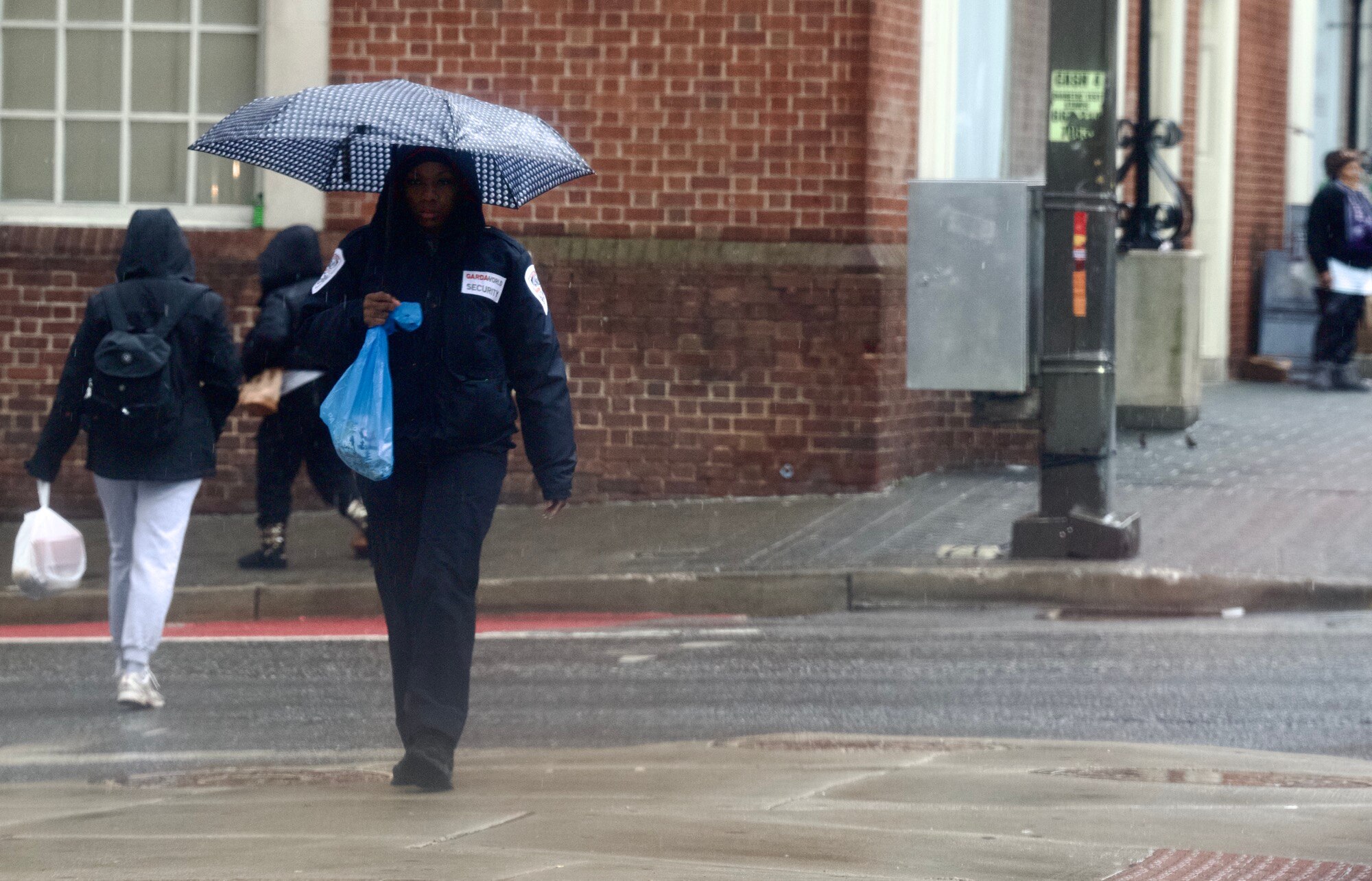 A mixture of rain and snow falls in Baltimore on Feb. 13. (Kaitlin Newman/The Baltimore Banner)