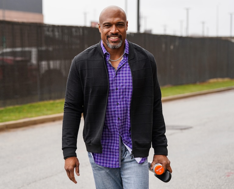 Baltimore Ravens Assistant Head Coach/Defensive Line Anthony Weaver arrives at M&T Bank Stadium for the AFC Championship game against the Kansas City Chiefs on Sunday, Jan. 28, 2024.