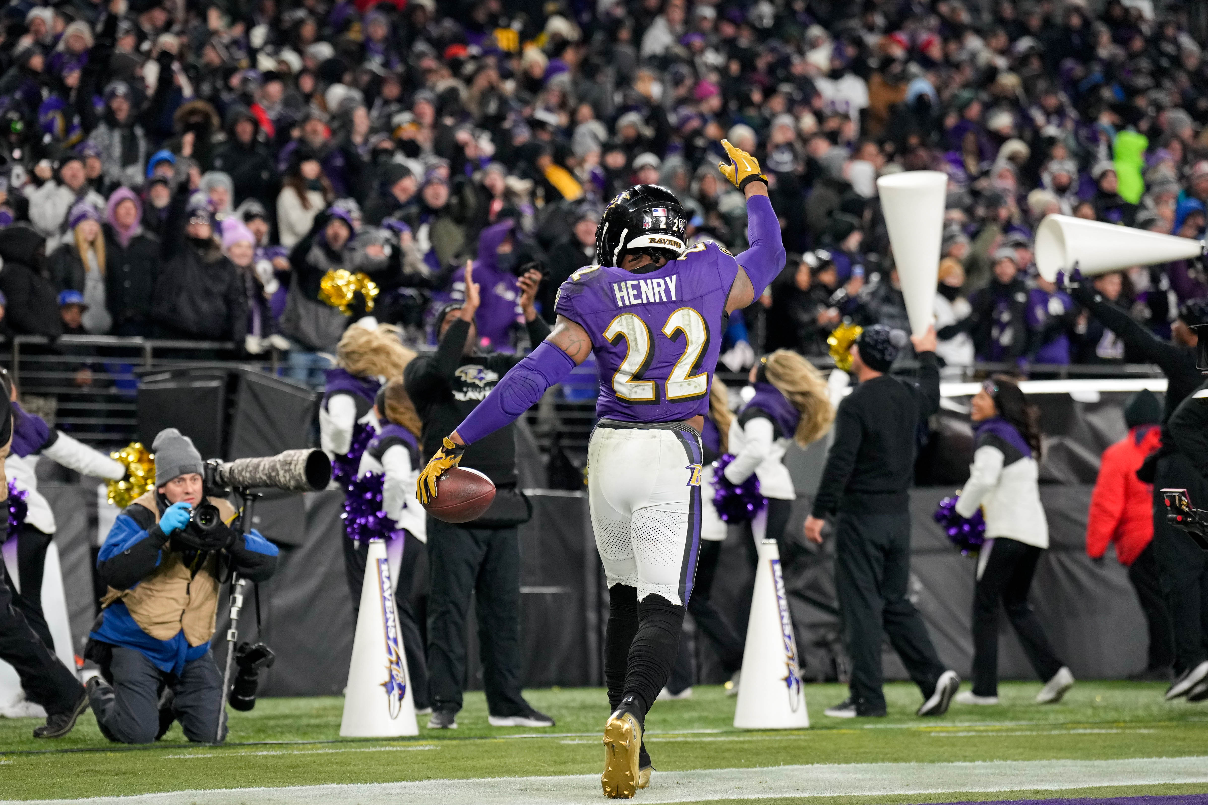 Ravens running back Derrick Henry waves to the crowd after his second touchdown Saturday against the Steelers.