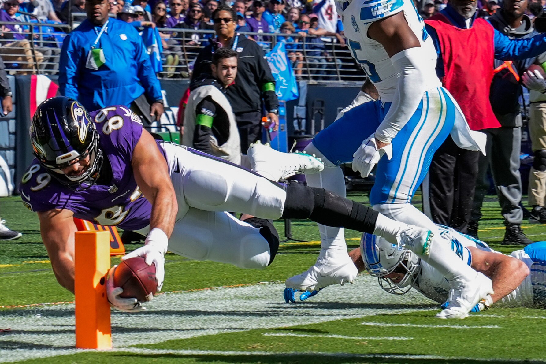 Baltimore Ravens tight end Mark Andrews (89) scores a touchdown during the second quarter against the Detroit Lions at M&T Bank Stadium on Sunday, Oct. 22, 2023, bringing the game to 20-0.