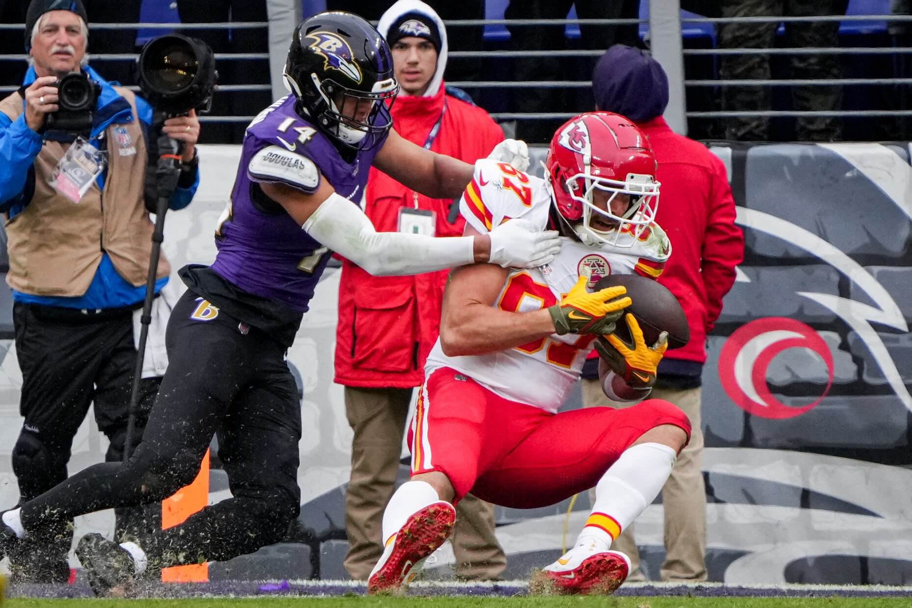 Chiefs tight end Travis Kelce catches a touchdown pass in the first quarter of the AFC championship game as Ravens safety Kyle Hamilton defends.