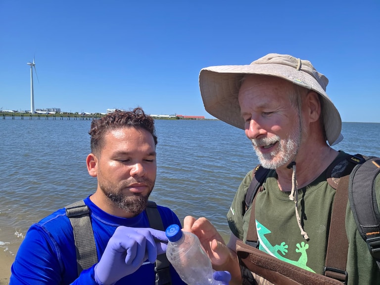 Ostin Garcés Ordóñez, left, a marine science research fellow at the Smithsonian Environmental Research Center, worked with Managing Director Martin Thiel to survey plastic in 27 spots along the Chesapeake Bay.