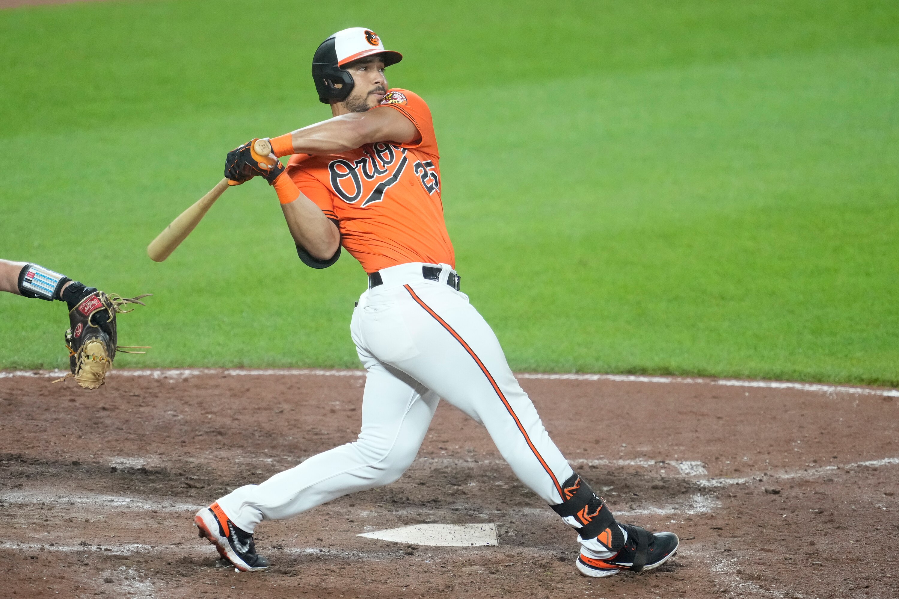 Anthony Santander drives in the winning run with a seventh-inning single Saturday night as the Orioles extended their winning streak by beating Miami.