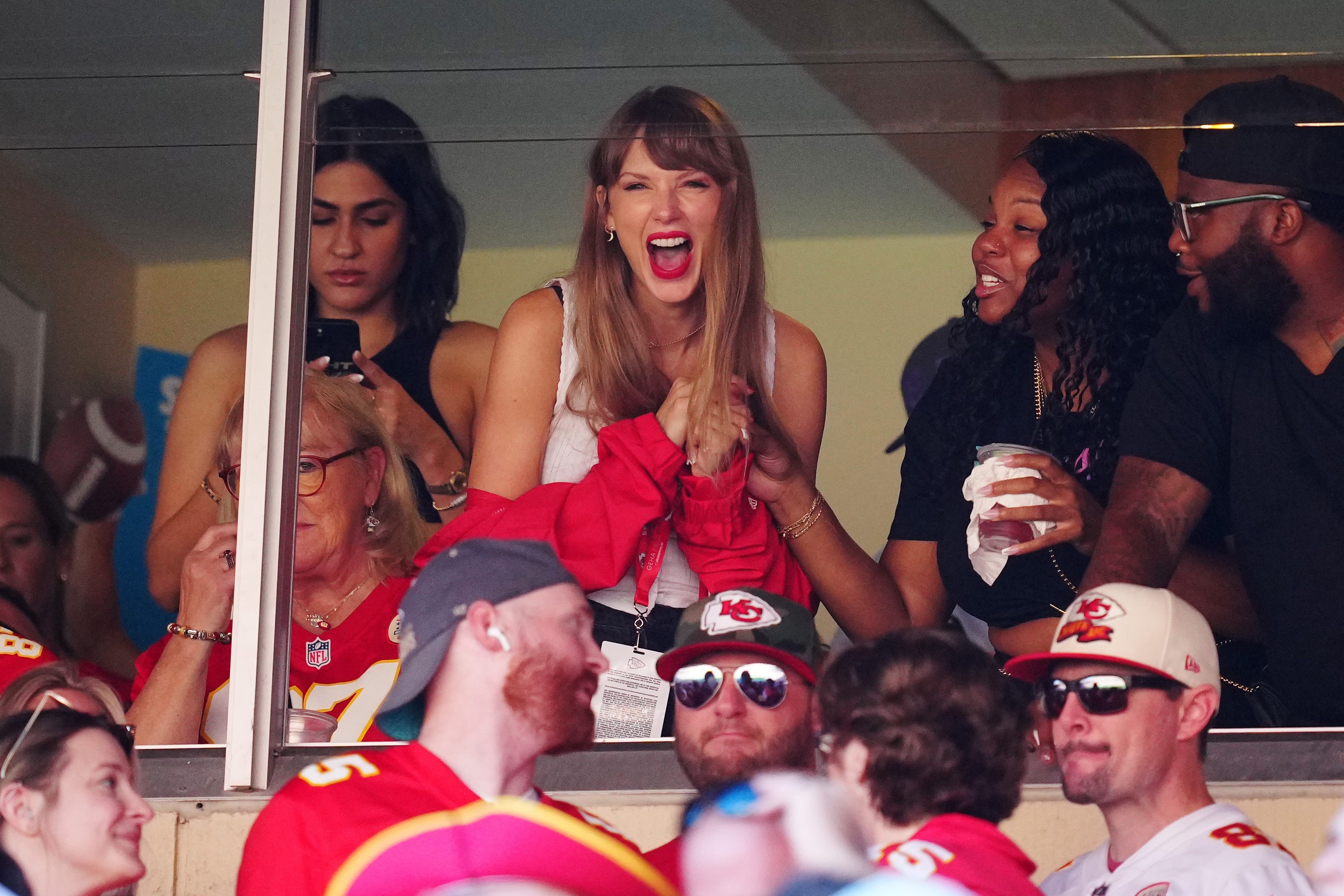 Taylor Swift watches last week's game at Arrowhead Stadium in a luxury box with Chiefs tight end Travis Kelce's mother, Donna.