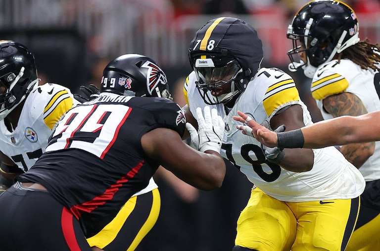 James Daniels #78 of the Pittsburgh Steelers blocks against the Atlanta Falcons on Sept. 8, 2024.
