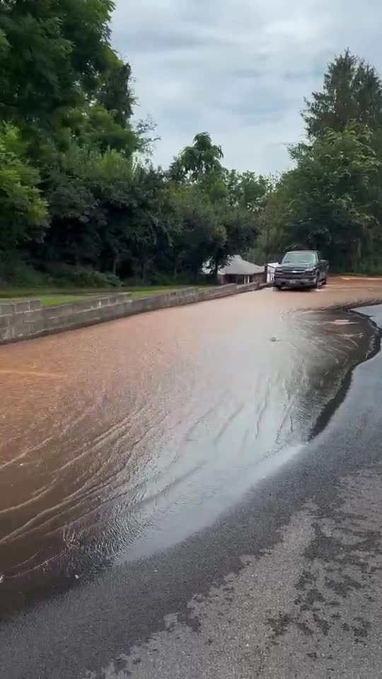 Flooding from a water main break on York Road in Cockeysville. (Courtesy of Mike Gaunt)